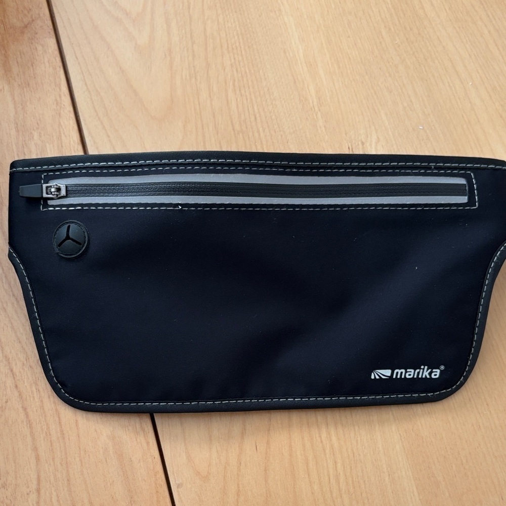 NWOT Marika neoprene adjustable slim waist pack. Black & silver